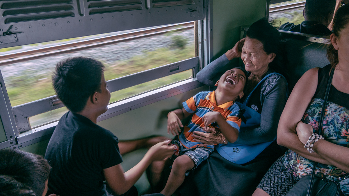thai-people-thai-train-to-ayutthaya-third-class-zalatana-para-blog